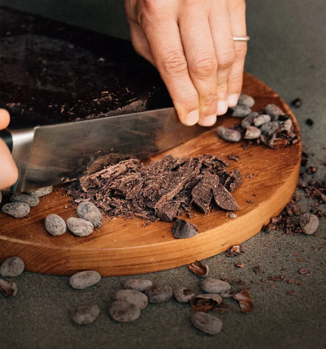 Mangroovia's Zeremonieller Kakao geschnitten mit Kakaobohnen