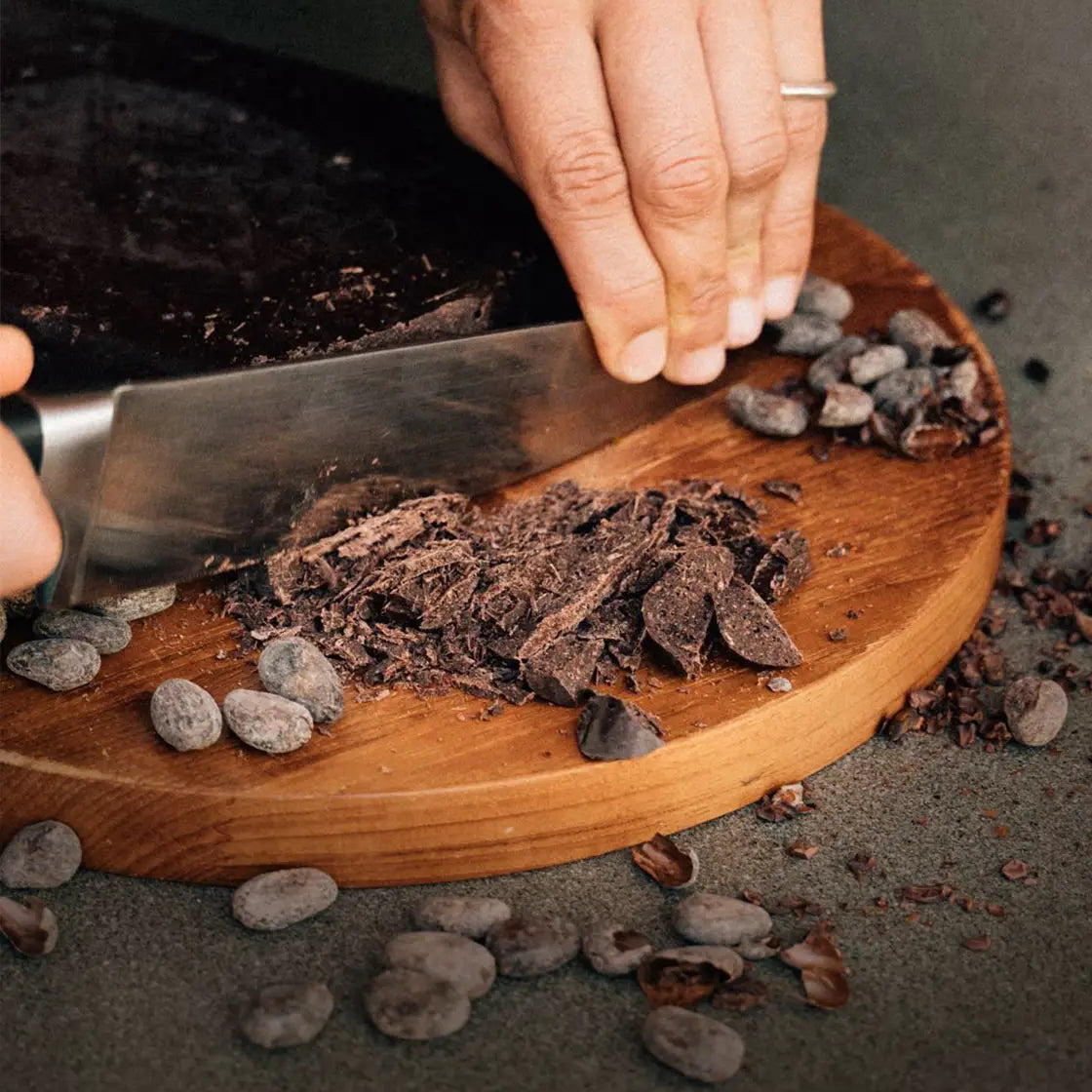 Mangroovia's Zeremonieller Kakao geschnitten mit Kakaobohnen