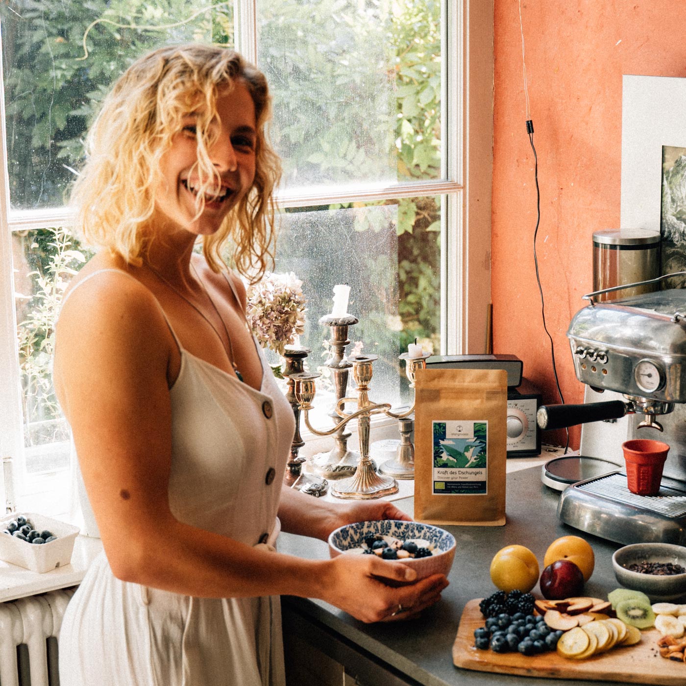 die schöne Maria und Mangroovia Kraft des Dschungels Bio Superfoodmischung kaufen mit Maca und Kakao Müsli Fruitbowl