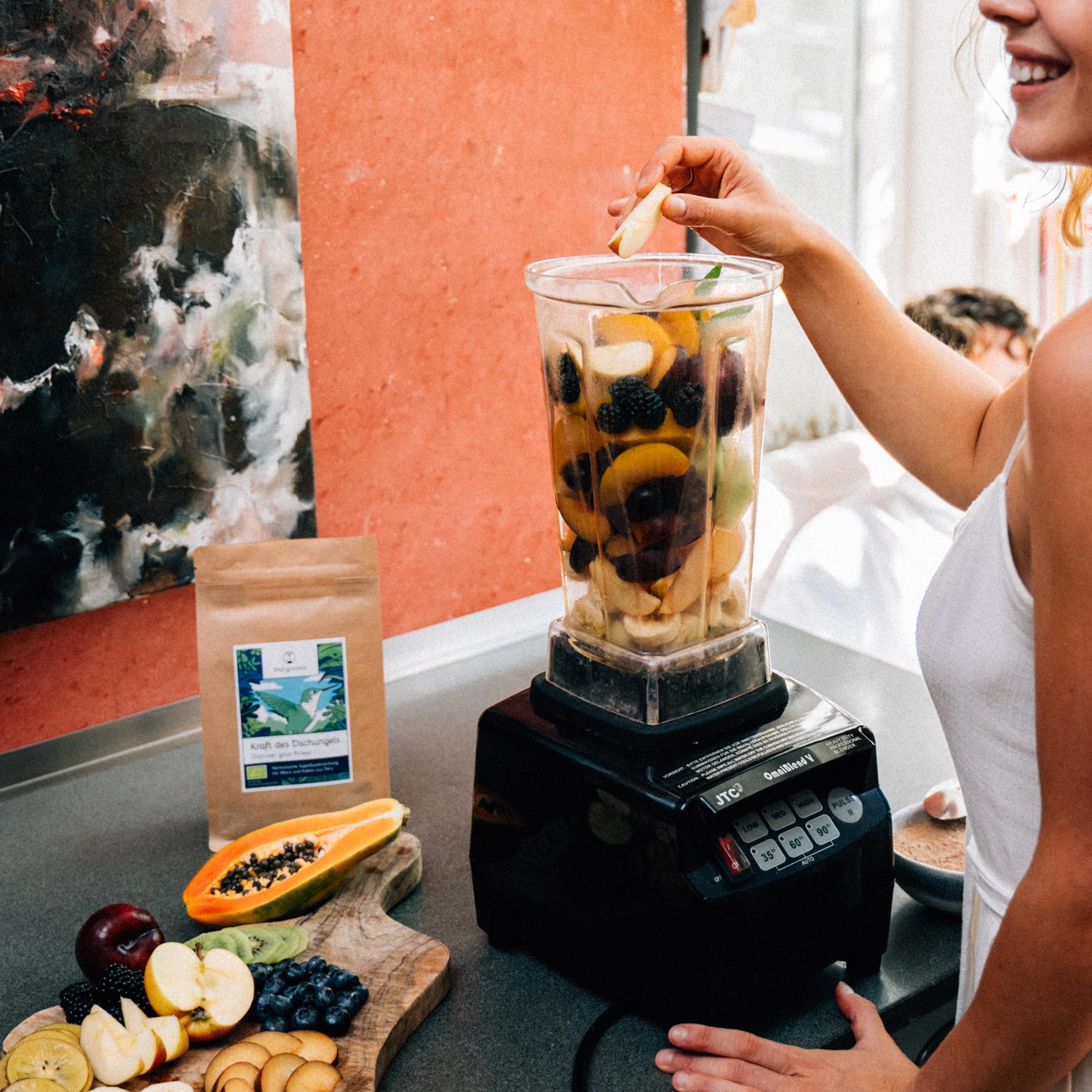 nochmal die schöne Maria und Mangroovia Kraft des Dschungels Bio Superfoodmischung kaufen mit Maca und Kakao Müsli Fruitbowl