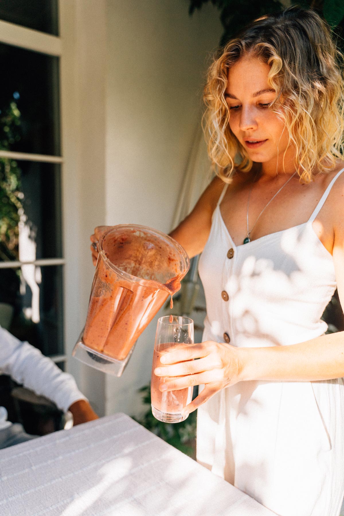 die schöne Maria am ausgießen von Daniel's Superfood Shake mit Mangroovia Kraft des Dschungels Bio Superfoodmischung kaufen mit Maca und Kakao Müsli Fruitbowl