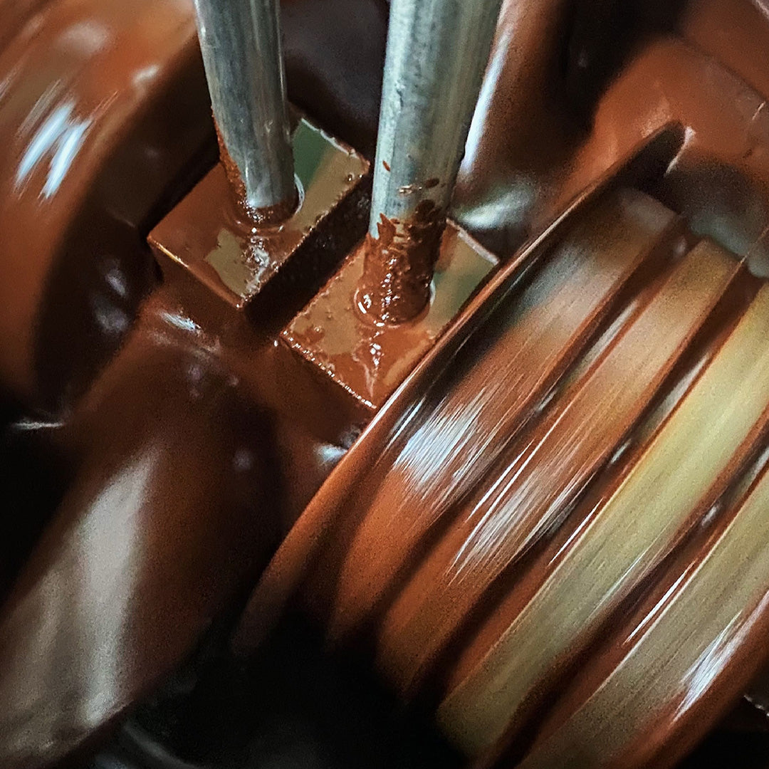 Mangroovia handgemachte Schokolade aus Kakaonibs gemahlen
