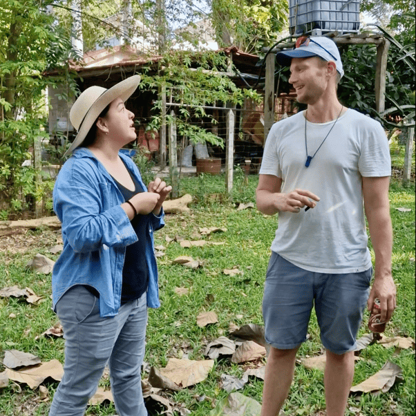 Alma und Daniel – Anbaupartnerin des weißen Criollo Zeremoniekakaos mit Gründer von Mangroovia Foods auf Augenhöhe