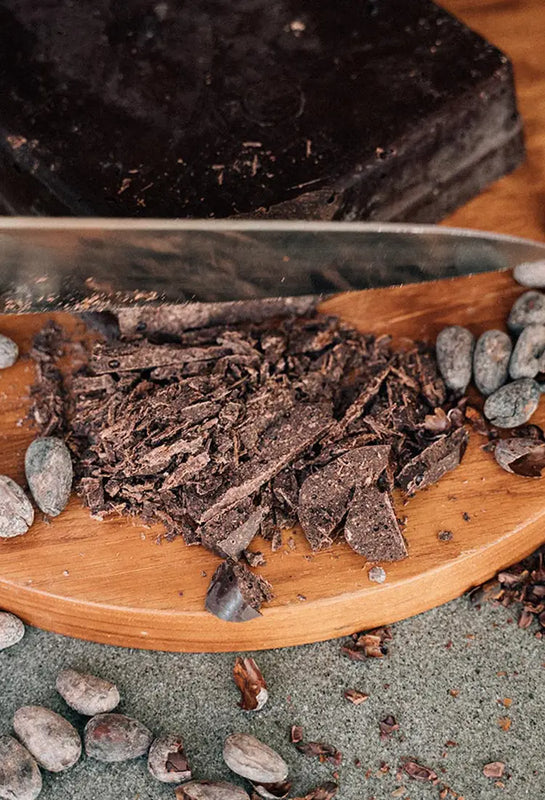 Mangroovia's Zeremonieller Kakao geschnitten und Kakaobohnen